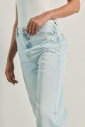 Jean 90´S azul claro con desgastes, tiro alto y bota ancha