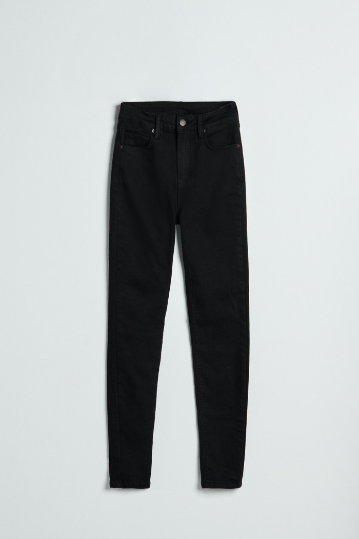 Jean negro súper skinny infaltables con tiro súper alto
