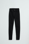 Jean negro súper skinny infaltables con tiro súper alto
