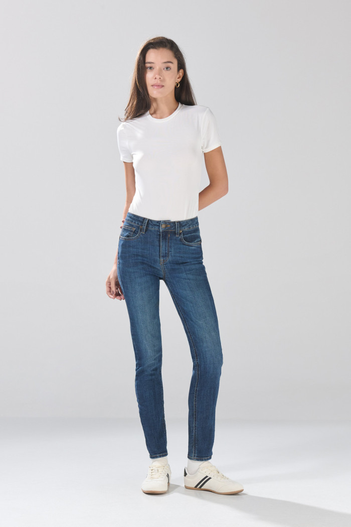 Jean azul oscuro push up infaltables con realce posterior
