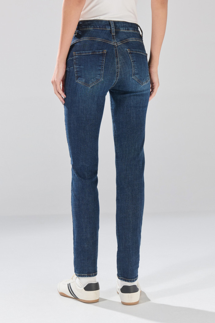 Jean azul oscuro push up infaltables con realce posterior
