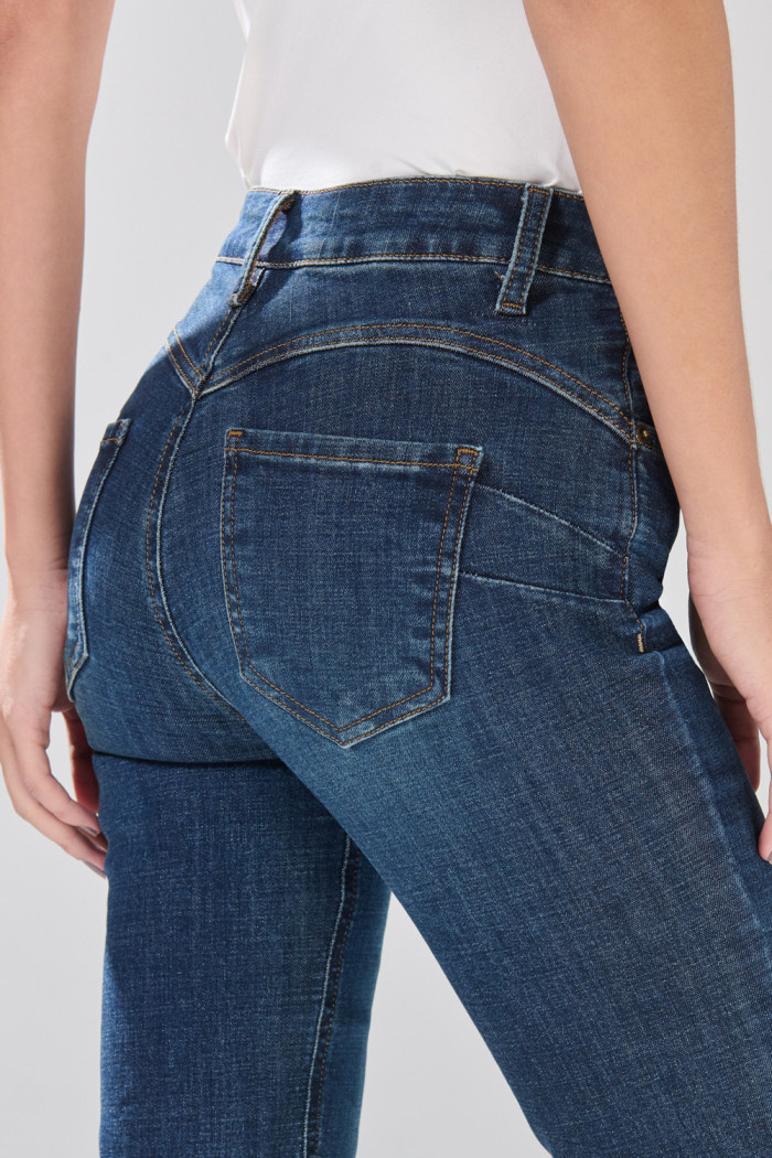 Jean azul oscuro push up infaltables con realce posterior
