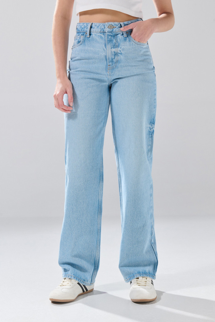 Jean azul claro infaltables 90´S bota recta con tiro alto
