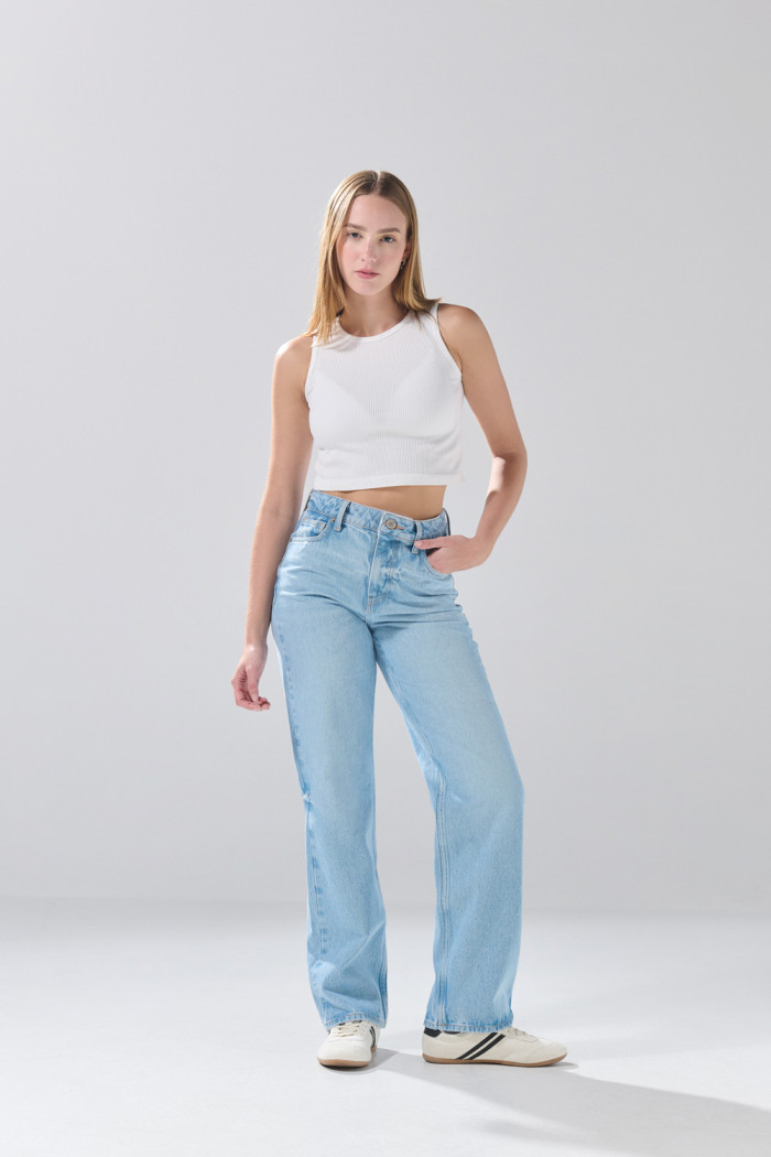 Jean azul claro infaltables 90´S bota recta con tiro alto
