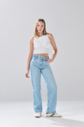 Jean azul claro infaltables 90´S bota recta con tiro alto
