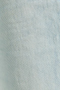 Jean 90´S azul claro con desgastes, tiro alto y bota ancha