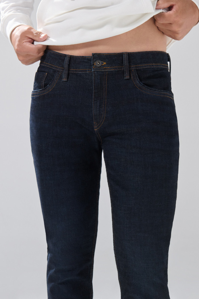 Jean skinny infaltables tiro bajo azul intenso con costuras
