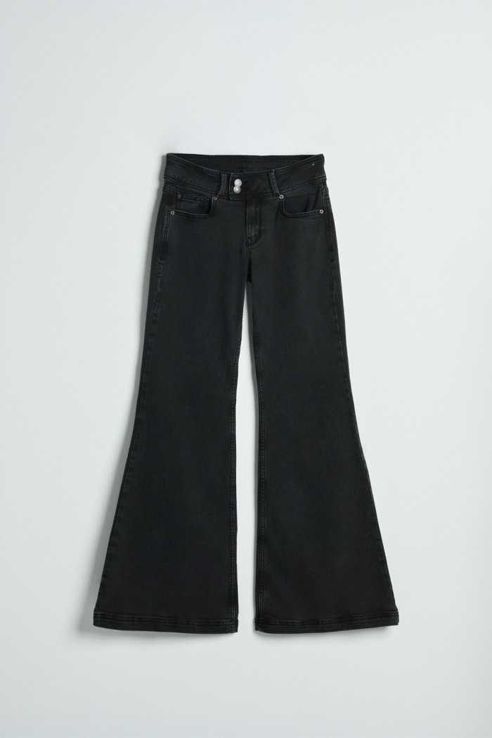 Jean flare gris intenso con bota amplia y tiro bajo