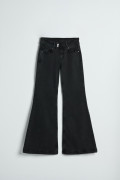 Jean flare gris intenso con bota amplia y tiro bajo