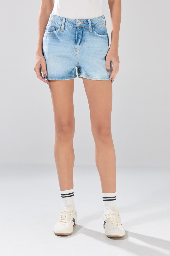 Short infaltables tiro alto de jean azul claro con desgastes
