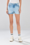 Short infaltables tiro alto de jean azul claro con desgastes
