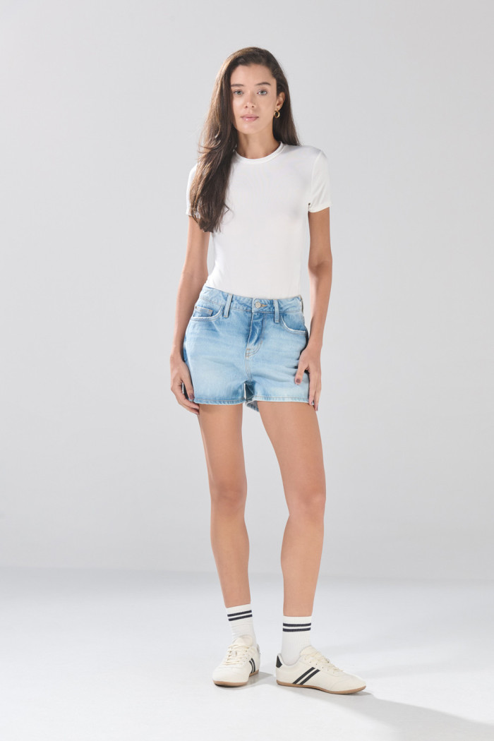 Short infaltables tiro alto de jean azul claro con desgastes
