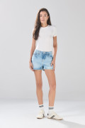 Short infaltables tiro alto de jean azul claro con desgastes

