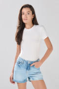 Short infaltables tiro alto de jean azul claro con desgastes
