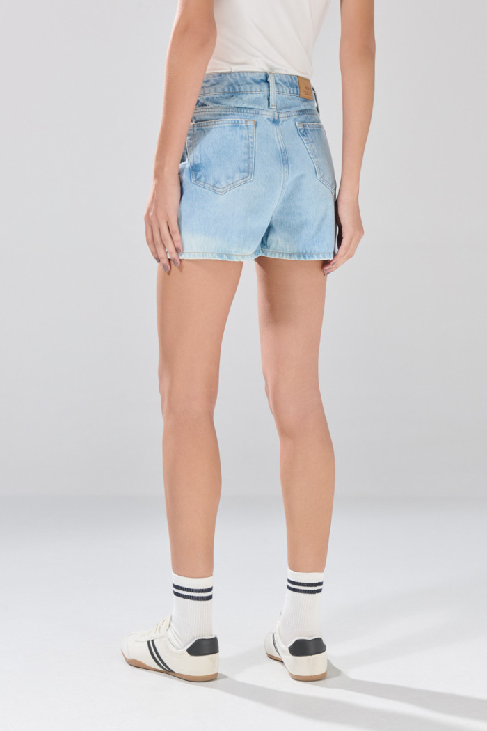 Short infaltables tiro alto de jean azul claro con desgastes
