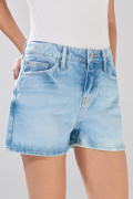 Short infaltables tiro alto de jean azul claro con desgastes
