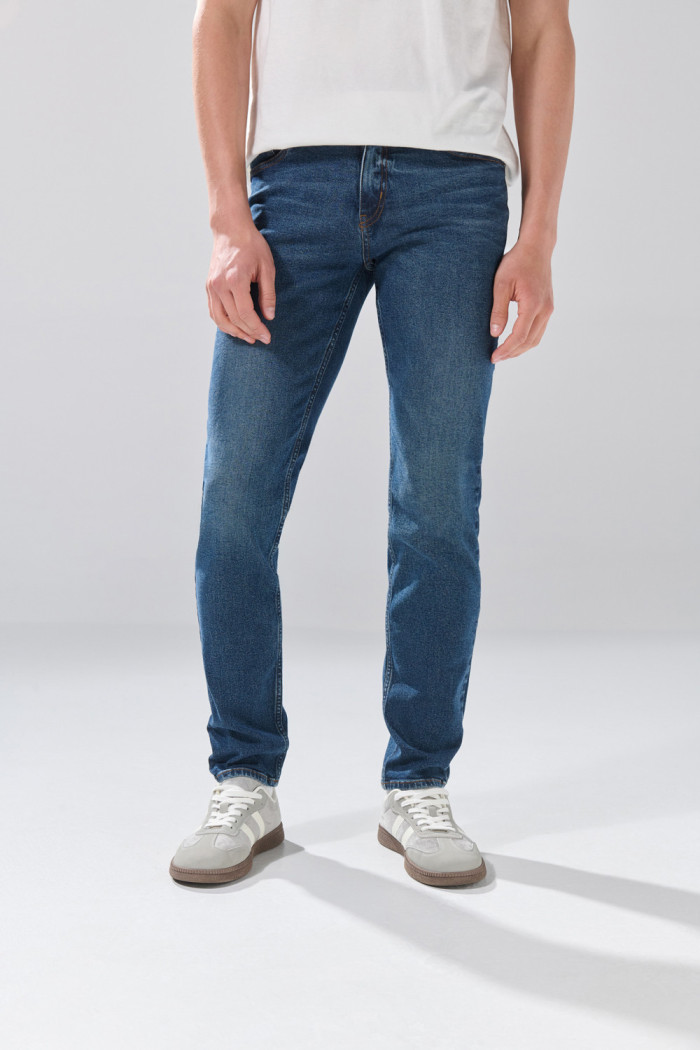 Jean slim infaltables tiro bajo azul oscuro con bolsillos
