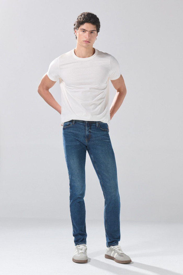Jean slim infaltables tiro bajo azul oscuro con bolsillos
