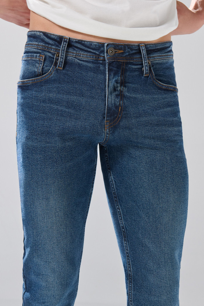 Jean slim infaltables tiro bajo azul oscuro con bolsillos
