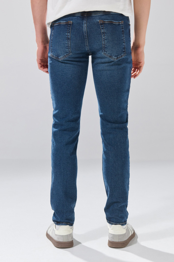 Jean slim infaltables tiro bajo azul oscuro con bolsillos
