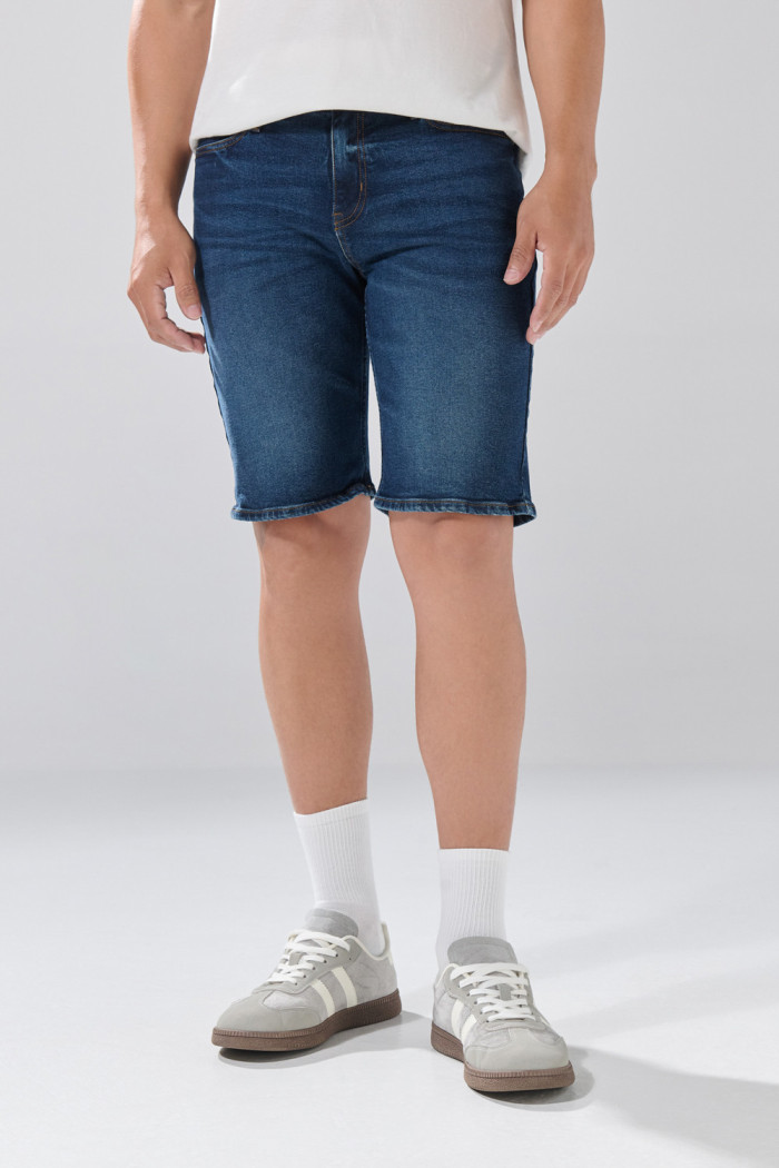 Bermuda de jean azul oscura slim infaltables con tiro bajo
