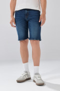 Bermuda de jean azul oscura slim infaltables con tiro bajo
