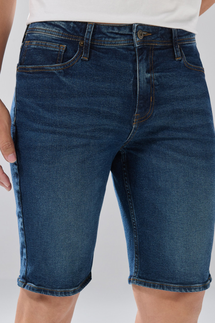 Bermuda de jean azul oscura slim infaltables con tiro bajo
