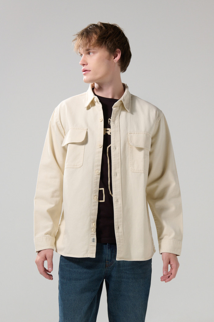 Sobrecamisa unicolor manga larga con doble bolsillo