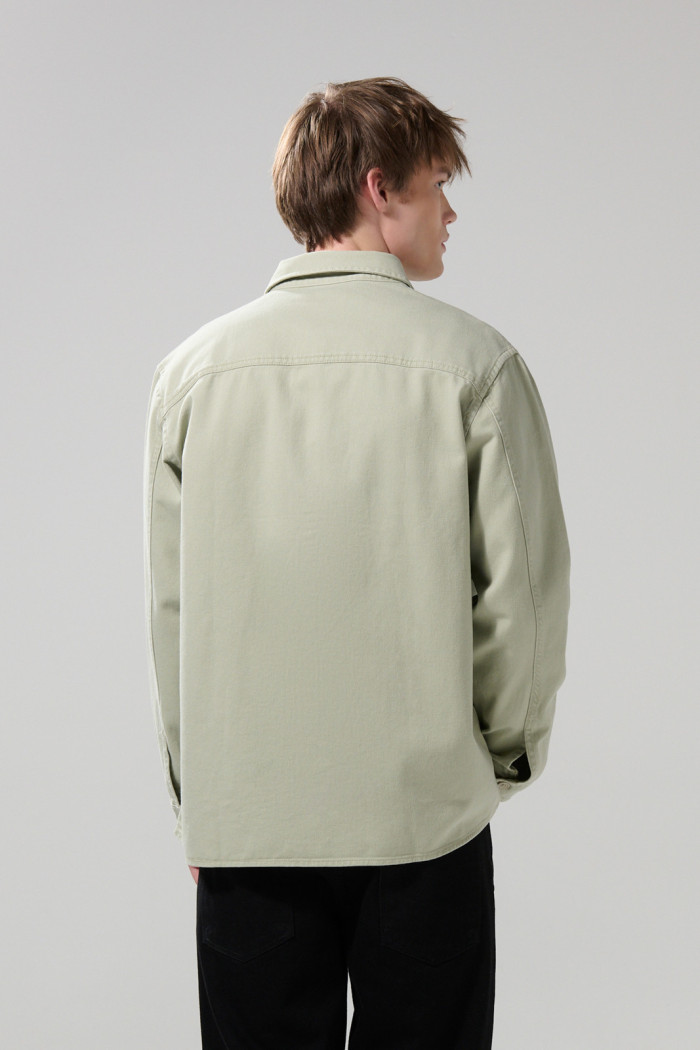 Sobrecamisa unicolor manga larga con doble bolsillo