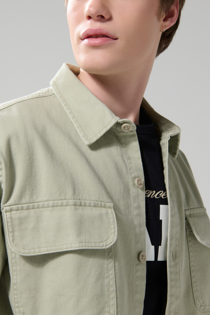 Sobrecamisa unicolor manga larga con doble bolsillo