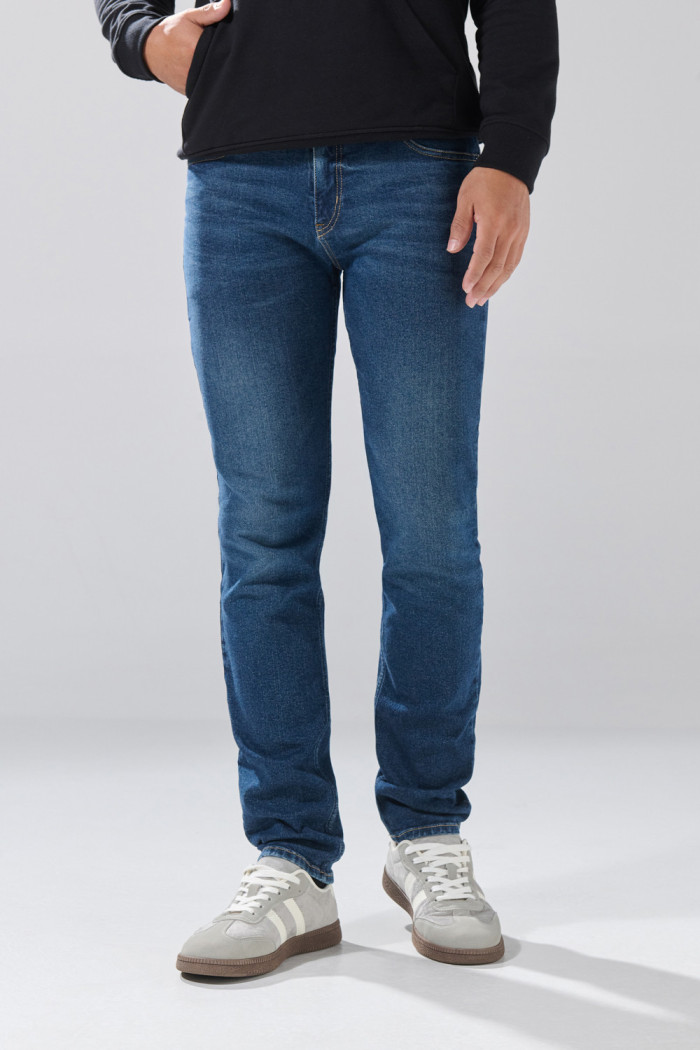 Jean tiro bajo slim infaltables azul oscuro con 5 bolsillos
