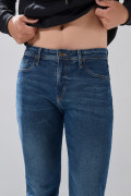 Jean tiro bajo slim infaltables azul oscuro con 5 bolsillos
