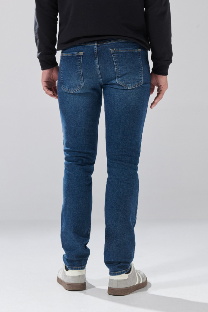 Jean tiro bajo slim infaltables azul oscuro con 5 bolsillos

