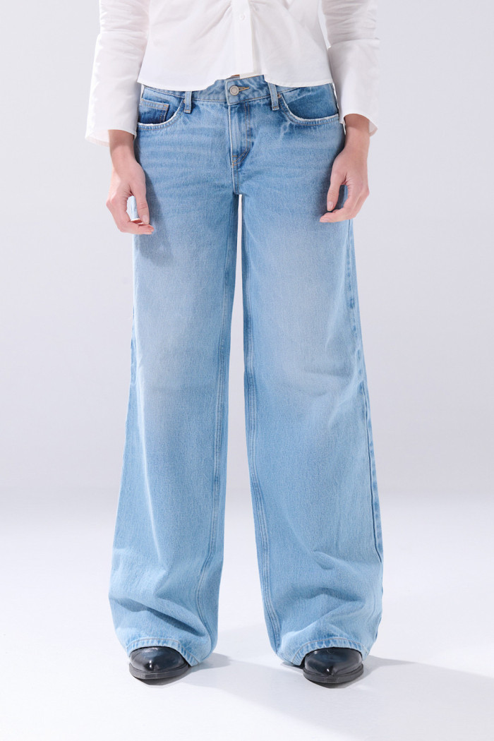 Jean open leg infaltables azul con tiro bajo y bota ancha
