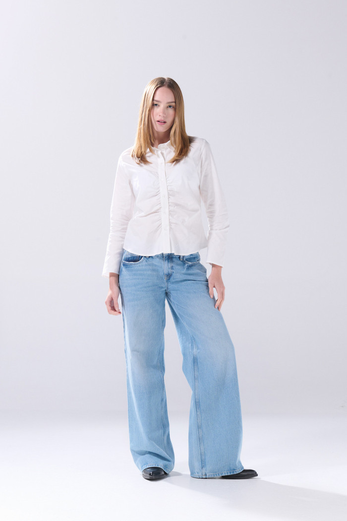 Jean open leg infaltables azul con tiro bajo y bota ancha
