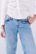 Jean open leg infaltables azul con tiro bajo y bota ancha

