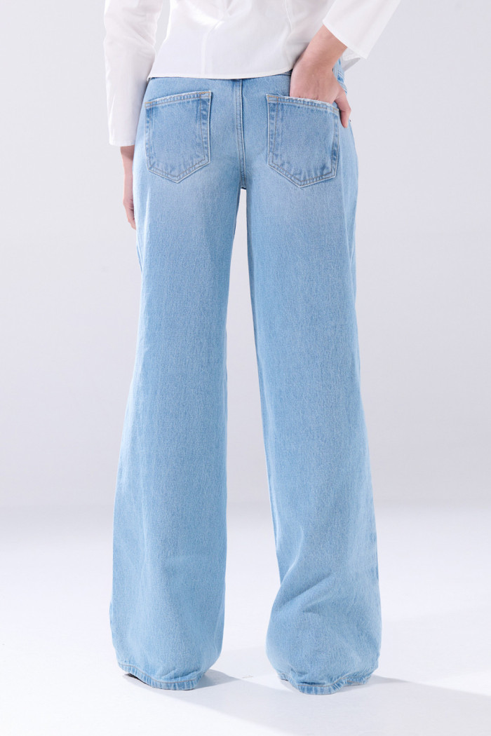 Jean open leg infaltables azul con tiro bajo y bota ancha

