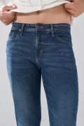 Jean tiro bajo slim infaltables azul con costuras visibles

