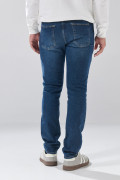 Jean tiro bajo slim infaltables azul con costuras visibles
