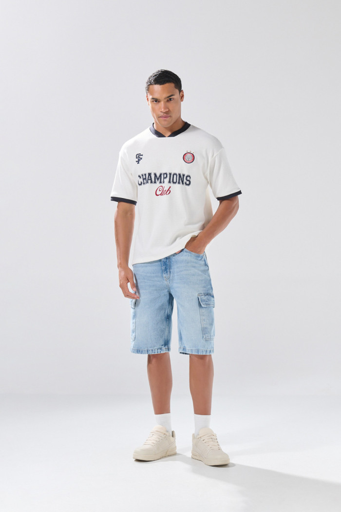 Camiseta crema clara college con cuello V y contrastes