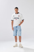 Camiseta crema clara college con cuello V y contrastes