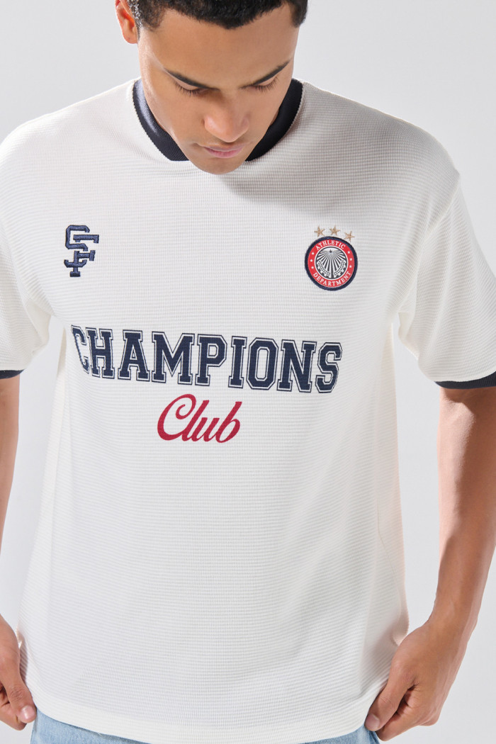 Camiseta crema clara college con cuello V y contrastes