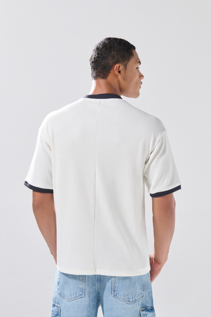 Camiseta crema clara college con cuello V y contrastes