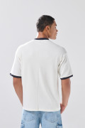 Camiseta crema clara college con cuello V y contrastes