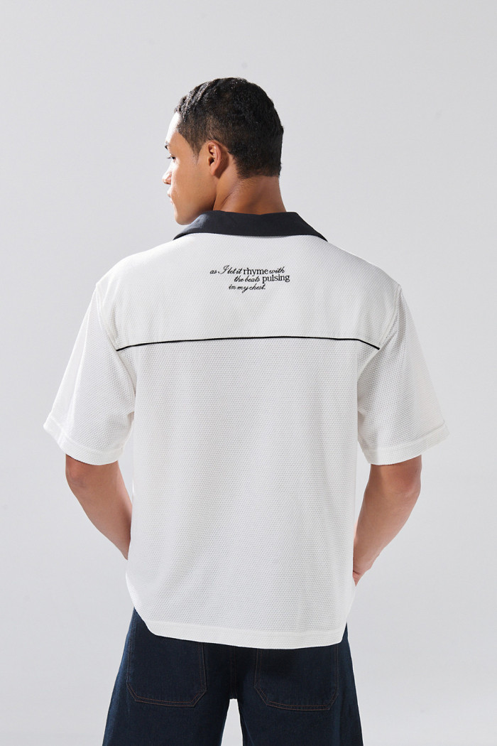 Camisa crema de Poetry con texto y cuello resort en contraste
