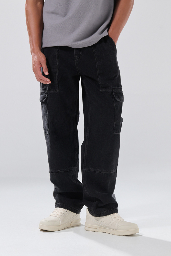 Jean cargo gris intenso con bota ancha y tiro medio
