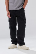 Jean cargo gris intenso con bota ancha y tiro medio
