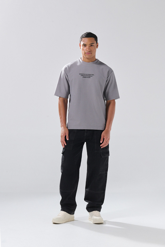 Jean cargo gris intenso con bota ancha y tiro medio
