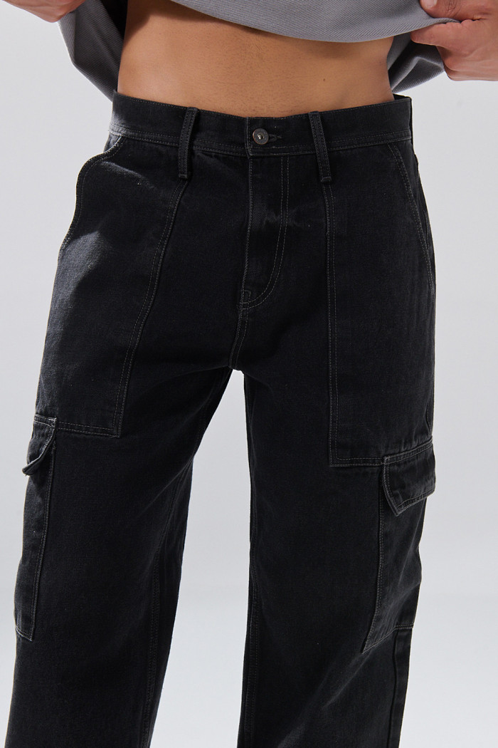 Jean cargo gris intenso con bota ancha y tiro medio
