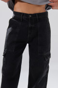 Jean cargo gris intenso con bota ancha y tiro medio
